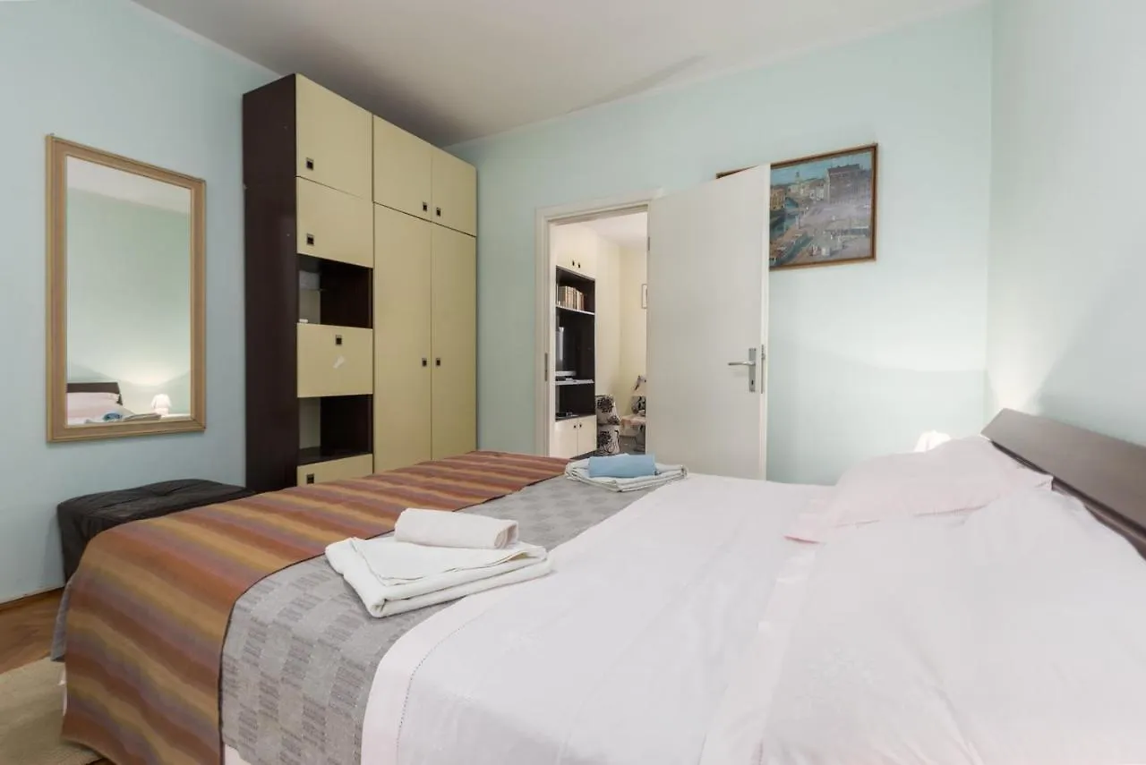 Apartments Luco Near The Beach And City Center Porec Guest house